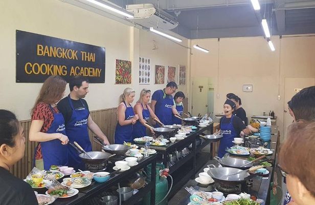 Choose 5 Dishes: Half-Day Cooking Class in Sukhumvit with Market Tour