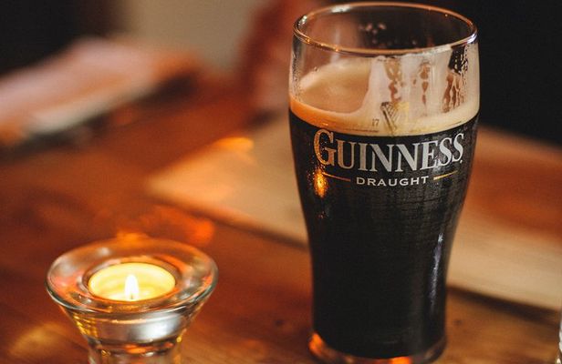 A WeeTaste of Belfast History Tour of its Historic Pubs, Shops and Scenery