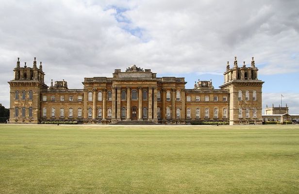 Private Blenheim Palace, the birthplace of Winston Churchill, Tour from London.