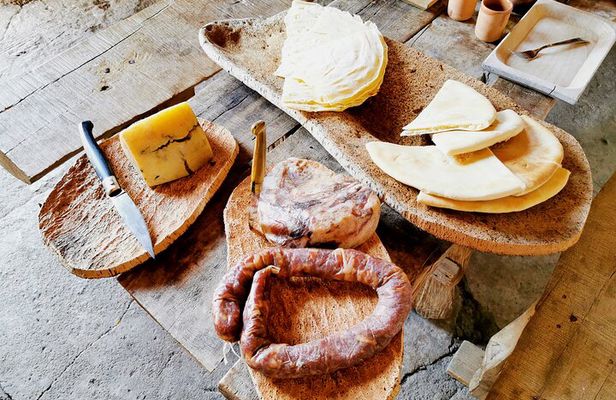 Archeology, visit to a vineyard and wine and pecorino cheese tasting