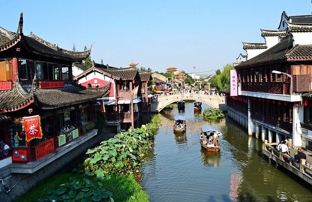 Qibao Water Water Town Private Day Tour with Amazing Shanghai City Highlights
