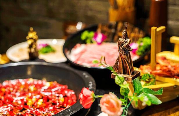 Hot Pot Dinning Experience with Amazing Shanghai Night Lights 
