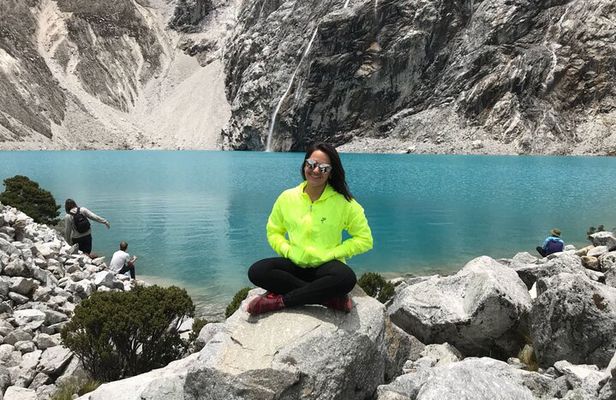 Trekking to Laguna 69