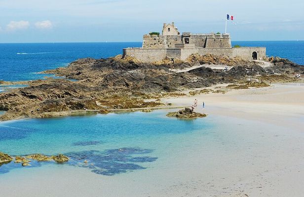 Private 2-hour Walking Tour of Saint Malo with private official tour guide