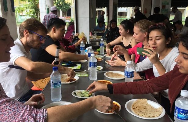 Private Tour: Lunch with the Locals. The Ultimate Singapore food tour