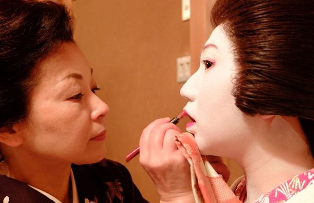 Watch the Young Geisha do their makeup and Get Ready!