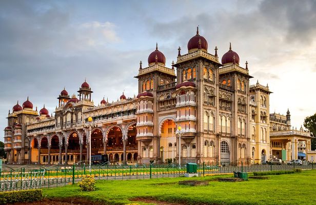 Touristic Highlights of Mysore (Guided Fullday City Sightseeing Tour by Car)