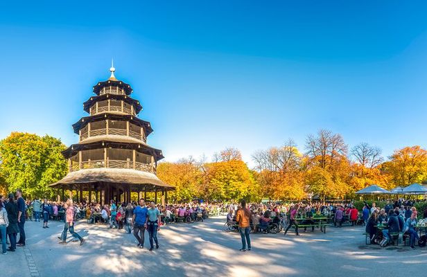 Private and full rickshaw tour in the English Garden