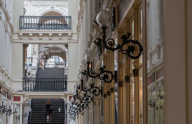 Surprise Walk of Nantes with a Local