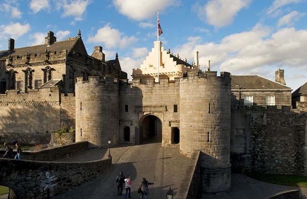 From Greenock: Stirling Castle, Culross and Glasgow Private Tour