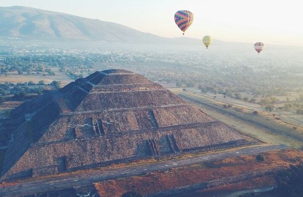 Private Tour: Teotihuacan Pyramids Hot Air Balloon Ride