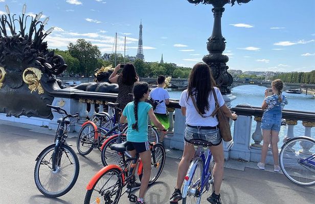 Bike Paris treasures with a live guide - Families & Friends