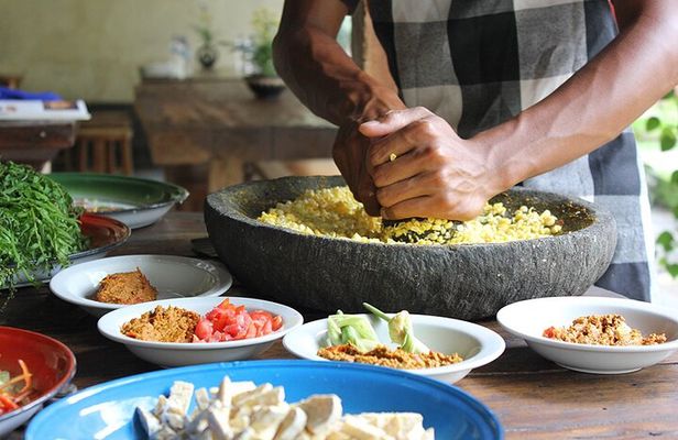 Traditional Balinese Meal in Ubud in Dewa's Family Village Home