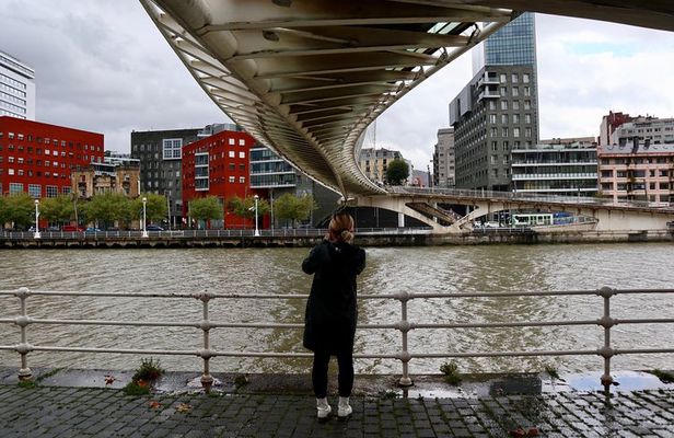 Surprise Walk of Bilbao with a Local