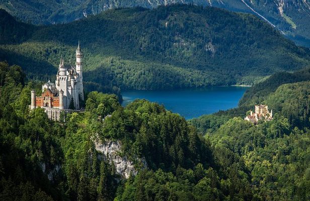 Private tour of the best of Fussen - Sightseeing, Food & Culture with a local