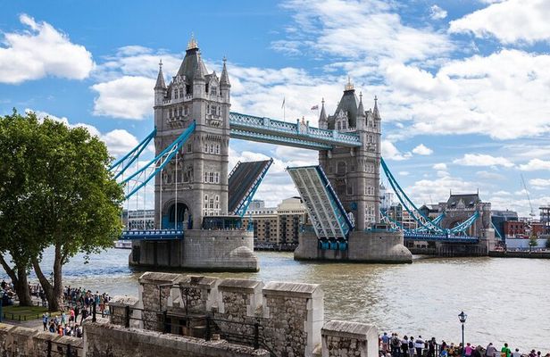 Easy Access Tower Bridge and Engine Room & Scenic Thames Cruise