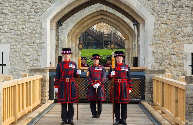 Crown Jewels of London Tour with River Cruise