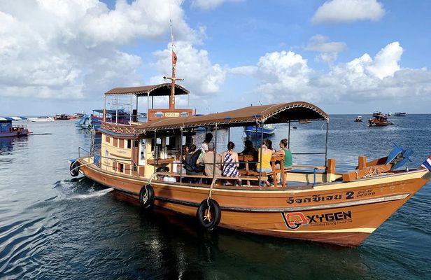 Premium Snorkel Tour to the Bays of Koh Tao onboard the Oxygen