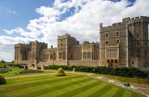 Windsor Castle, Stonehenge & Oxford Private Car Tour from London