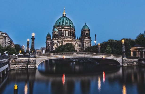 Private Berlin WWII and Cold War History Tour with Local Expert Guide