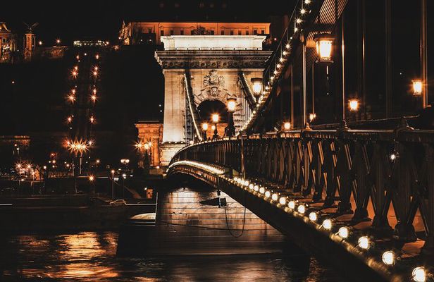 Budapest Night Tour with Drinks, Ruin Bars and Club