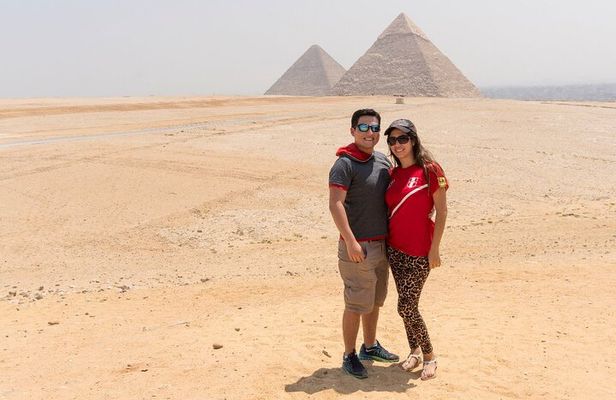 Private Half Day Tour to Pyramids of Giza and Sphinx & Lunch