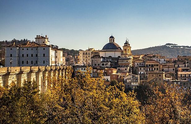 Surroundings of Rome on Vespa