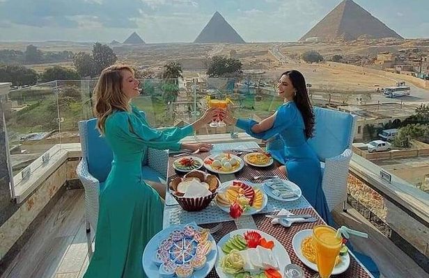Great Pyramid Inn Dinner With Pyramids View