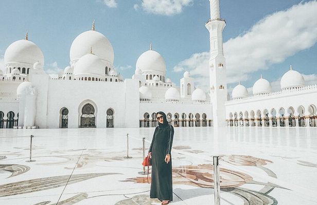 Full-Day Trip from Dubai to Abu Dhabi with Museums, Mosques and Malls