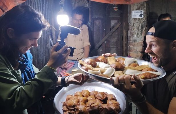 Food Tour in Dhaka : Taste the Best Foods of Dhaka