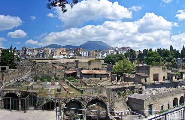 Pompeii 2.5h Herculaneum 2h Small Group with Expert Archaeologist