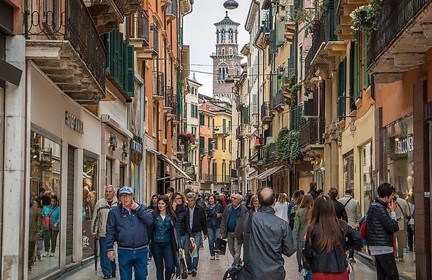 Tour to discover the Unique History of Verona, the City of Art