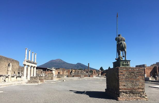 Pompeii with an archaeologist, small group!!!