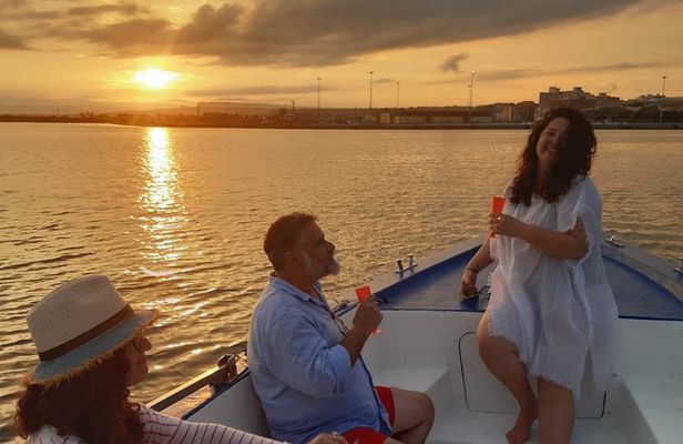 Private boat tour with prosecco and fresh fruit
