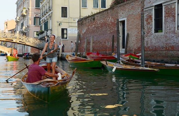 Learn to Row in the Venice Canals
