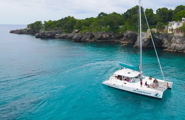 3.5hr Private Catamaran Cruise with Snorkeling, DJ, Bar, Food