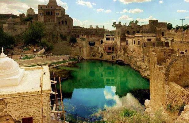 From Lahore: Katas Raj Temple, Khewra Salt Mines & Kalar Kahar Day Trip