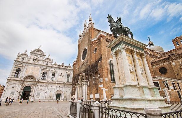Deep into Venice: Morning Walking Tour & Gondola Ride