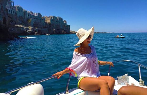 POLIGNANO BY BOAT: amazing sea caves and free drinks!