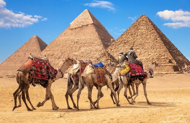 Full-Day Tour to Giza with Camel Ride and Egyptian Museum 