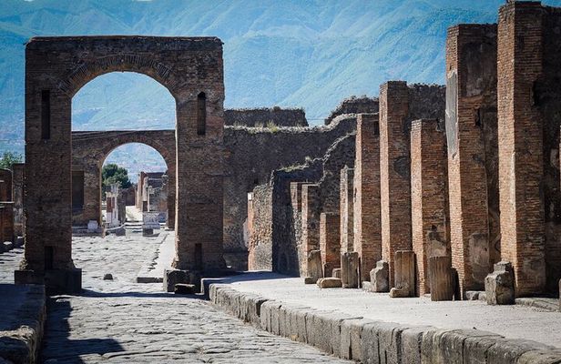 Pompeii Express Guided Tour by Train from Sorrento