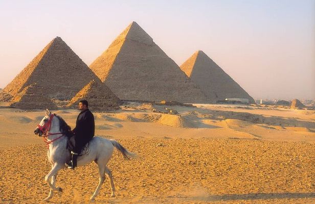 2 Hour Camel or Horse Riding around the Pyramids