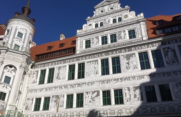 Guided tour of the castle with an introduction to architecture and the Dresden stable yard