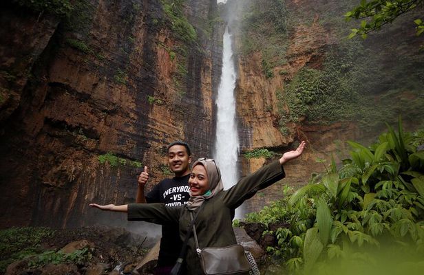 1 Day - Tumpak Sewu, Kapas Biru Waterfall, Goa Tetes cave* Tour // 07:30 - 17:00