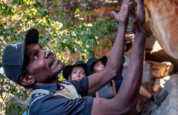 Arnhem Land Yingana Injalak Hill Full Day Tour from Jabiru