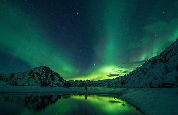 Cozy Northern Lights Tour with Icelandic Treats and Liquor