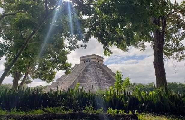 Private Chichen Itza, Cenote and Valladolid Tour with Lunch