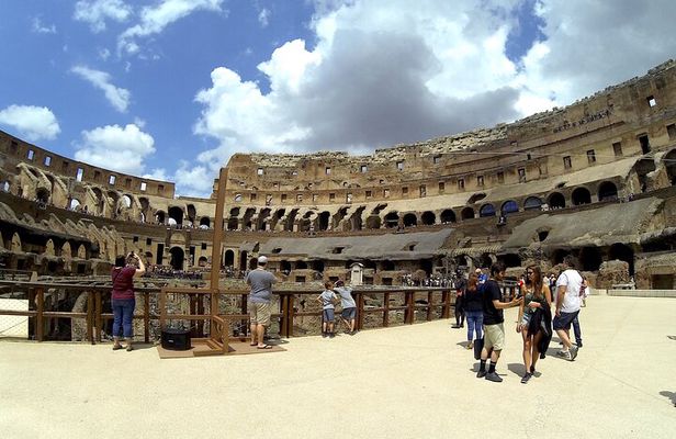 Exclusive Tour Colosseum Arena with Archaeologist & Roman Forum