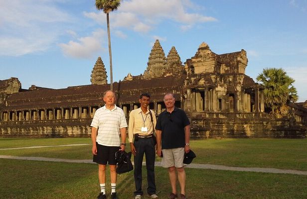 Full-Day private Tour with Sun Rise in Lost City & Angkor Wat from Siem Reap
