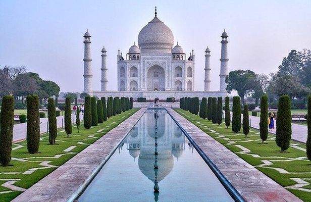 Mumbai to Agra Taj Mahal Day Trip with Return Flights and Lunch